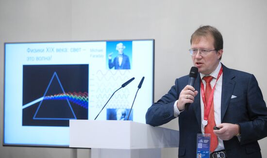 КМУ-2025. Лекция. Вычислительные устройства на основе жидкого света