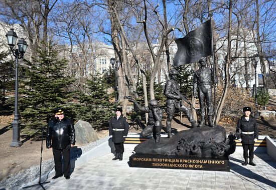 Открытие памятника морским пехотинцам во Владивостоке
