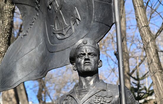 Открытие памятника морским пехотинцам во Владивостоке