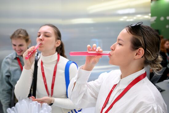 КМУ-2025. Работа конгресса
Стенд Московского инновационного кластера
При использовании фото обязательно указание имени автора и источника Место: Россия, Федеральная территория "Сириус". Автор: Владимир Астапкович. КМУ-2025. Работа конгресса