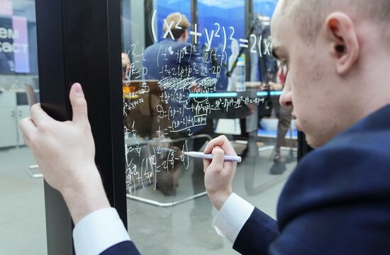 КМУ-2025. Работа конгресса
При использовании фото обязательно указание имени автора и источника Место: Россия, Федеральная территория "Сириус". Автор: Александр Вильф. КМУ-2025. Работа конгресса