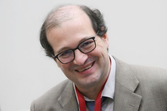 КМУ-2025. Работа конгресса
Фабрис Лосси, Высший совет по научным исследованиям
При использовании фото обязательно указание имени автора и источника Место: Россия, Федеральная территория "Сириус". Автор: Максим Богодвид. КМУ-2025. Работа конгресса