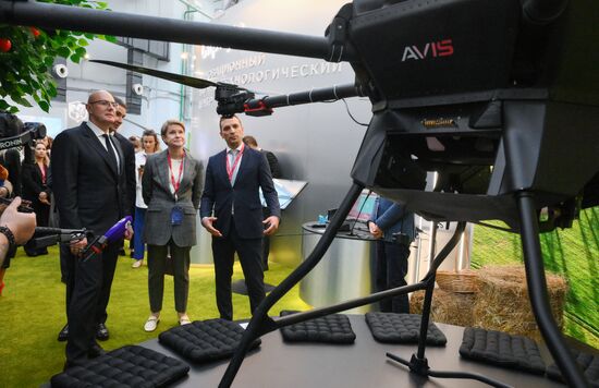 КМУ-2025. Осмотр выставки научных достижений