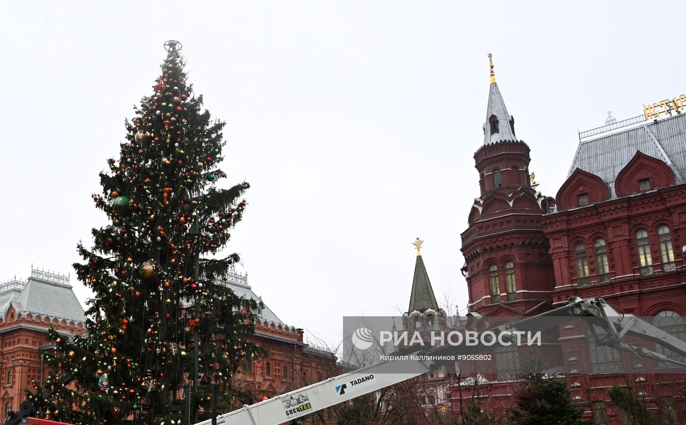 Украшение новогодней ели на Манежной площади
