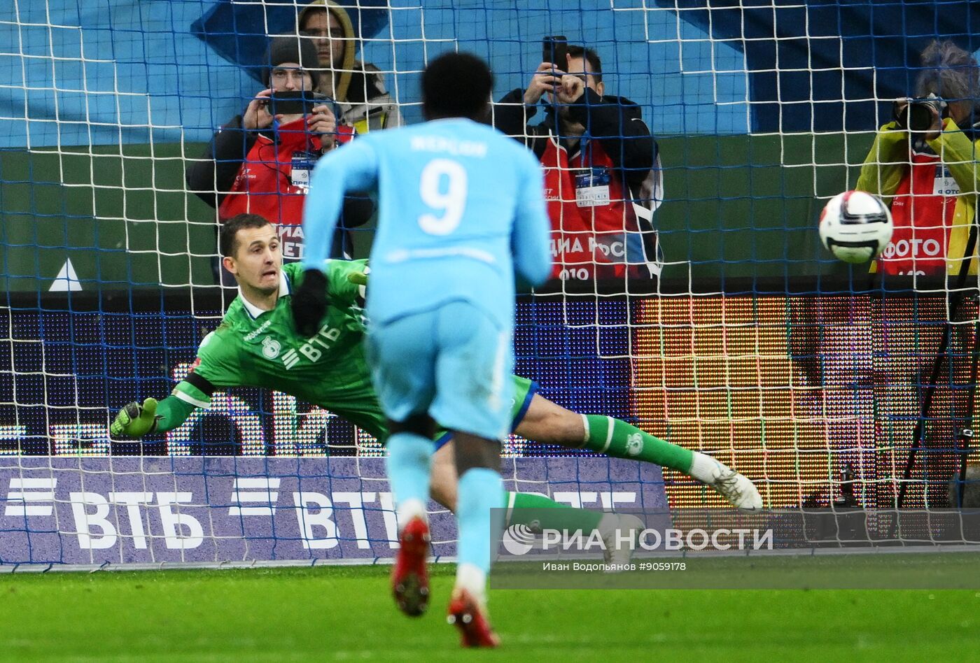 Футбол. Кубок России. "Динамо" (Москва) - "Зенит" (Санкт-Петербург)