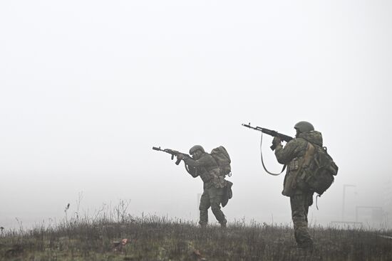 Отработка боевого слаживания военнослужащими 114-й отдельной гвардейской мотострелковой бригады группировки "Центр"