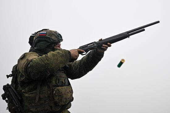 Отработка боевого слаживания военнослужащими 114-й отдельной гвардейской мотострелковой бригады группировки "Центр"