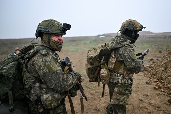 Отработка боевого слаживания военнослужащими 114-й отдельной гвардейской мотострелковой бригады группировки "Центр"