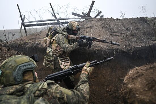 Отработка боевого слаживания военнослужащими 114-й отдельной гвардейской мотострелковой бригады группировки "Центр"