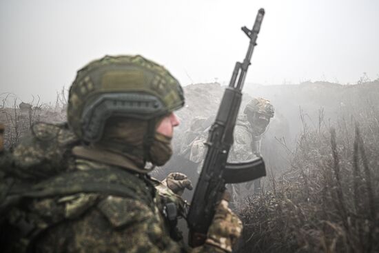 Отработка боевого слаживания военнослужащими 114-й отдельной гвардейской мотострелковой бригады группировки "Центр"