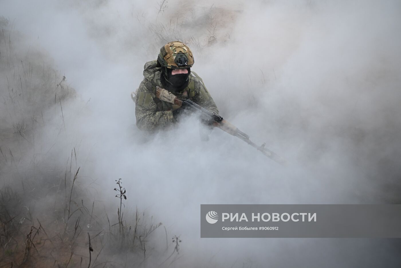 Отработка боевого слаживания военнослужащими 114-й отдельной гвардейской мотострелковой бригады группировки "Центр"