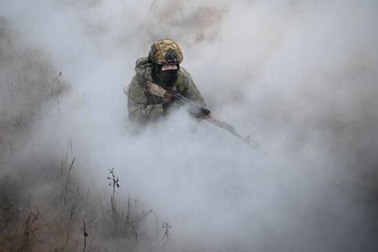Отработка боевого слаживания военнослужащими 114-й отдельной гвардейской мотострелковой бригады группировки "Центр"