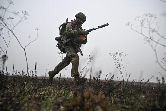 Отработка боевого слаживания военнослужащими 114-й отдельной гвардейской мотострелковой бригады группировки "Центр"