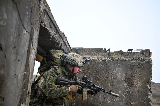 Отработка боевого слаживания военнослужащими 114-й отдельной гвардейской мотострелковой бригады группировки "Центр"