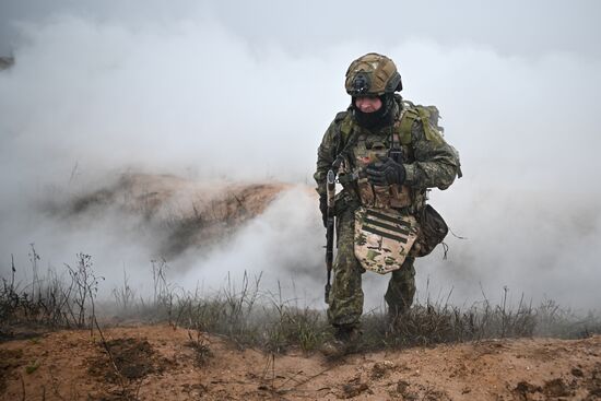Отработка боевого слаживания военнослужащими 114-й отдельной гвардейской мотострелковой бригады группировки "Центр"