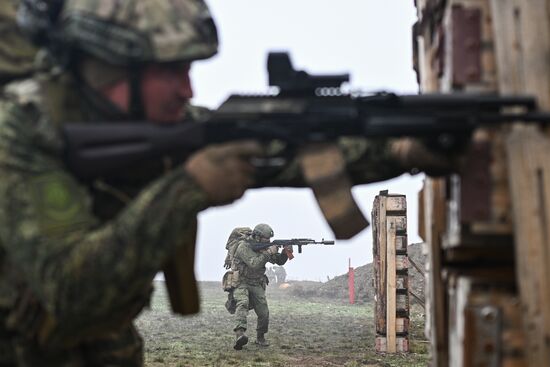 Отработка боевого слаживания военнослужащими 114-й отдельной гвардейской мотострелковой бригады группировки "Центр"