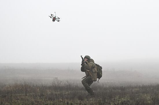 Отработка боевого слаживания военнослужащими 114-й отдельной гвардейской мотострелковой бригады группировки "Центр"
