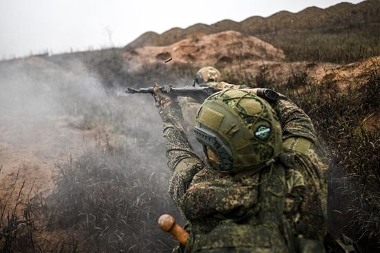 Отработка боевого слаживания военнослужащими 114-й отдельной гвардейской мотострелковой бригады группировки "Центр"