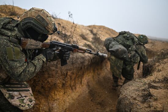 Отработка боевого слаживания военнослужащими 114-й отдельной гвардейской мотострелковой бригады группировки "Центр"