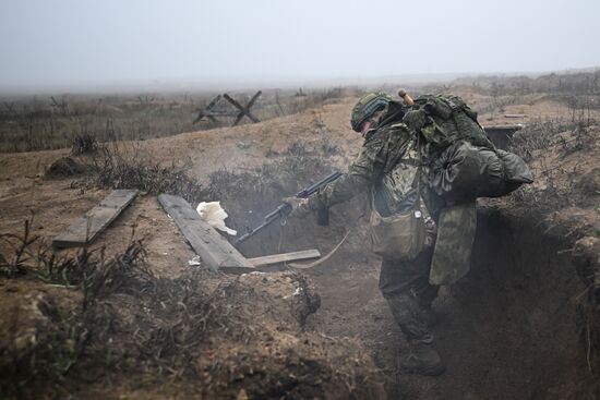 Отработка боевого слаживания военнослужащими 114-й отдельной гвардейской мотострелковой бригады группировки "Центр"