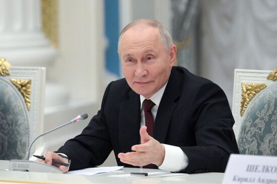 Президент Владимир Путин провел встречу с участниками Конгресса молодых учёных