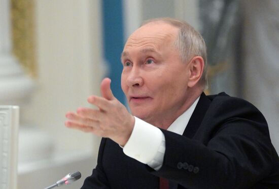 Президент Владимир Путин провел встречу с участниками Конгресса молодых учёных