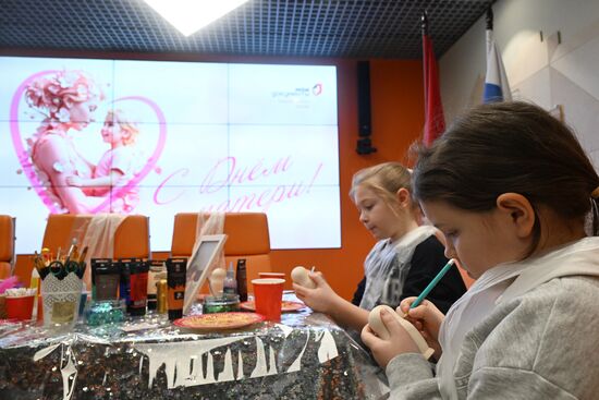 30 ноября в России отмечается День матери