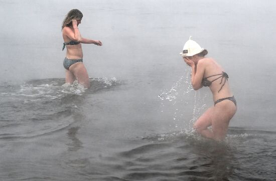 Купания в реке Енисей в Красноярске