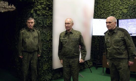 Президент Владимир Путин посетил один из пунктов управления Объединённой группировки войск