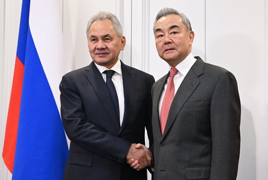 Встреча секретаря Совбеза РФ Шойгу и министра иностранных дел Китая Ван И