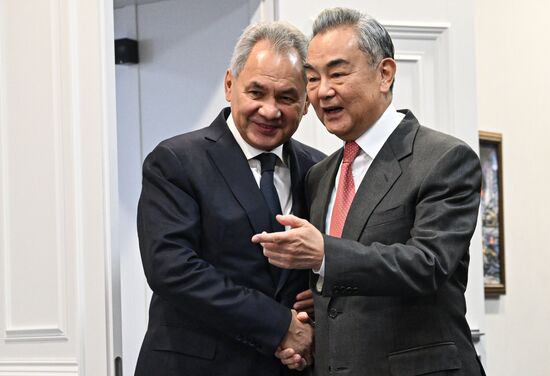 Встреча секретаря Совбеза РФ Шойгу и министра иностранных дел Китая Ван И