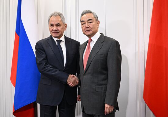 Встреча секретаря Совбеза РФ Шойгу и министра иностранных дел Китая Ван И
