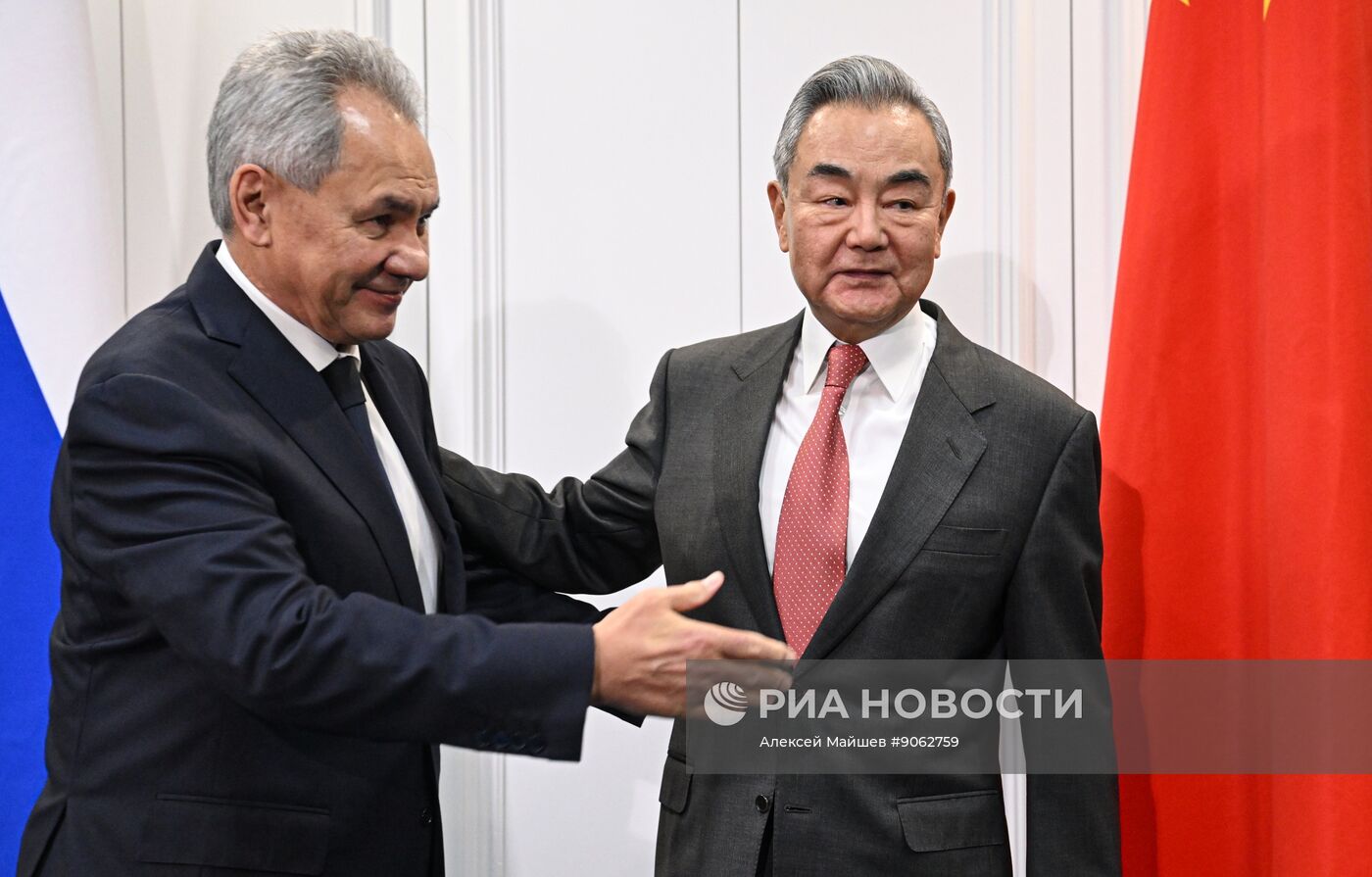Встреча секретаря Совбеза РФ Шойгу и министра иностранных дел Китая Ван И