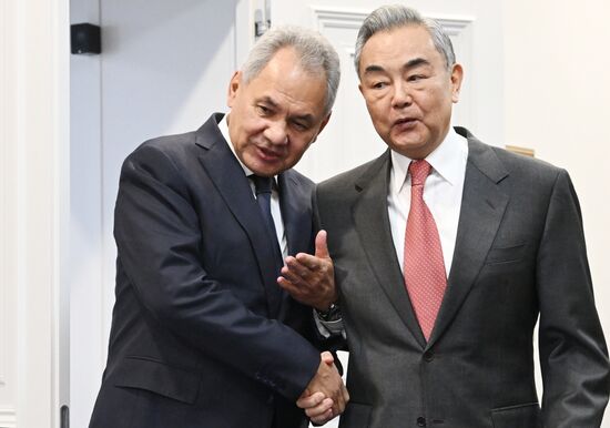 Встреча секретаря Совбеза РФ Шойгу и министра иностранных дел Китая Ван И