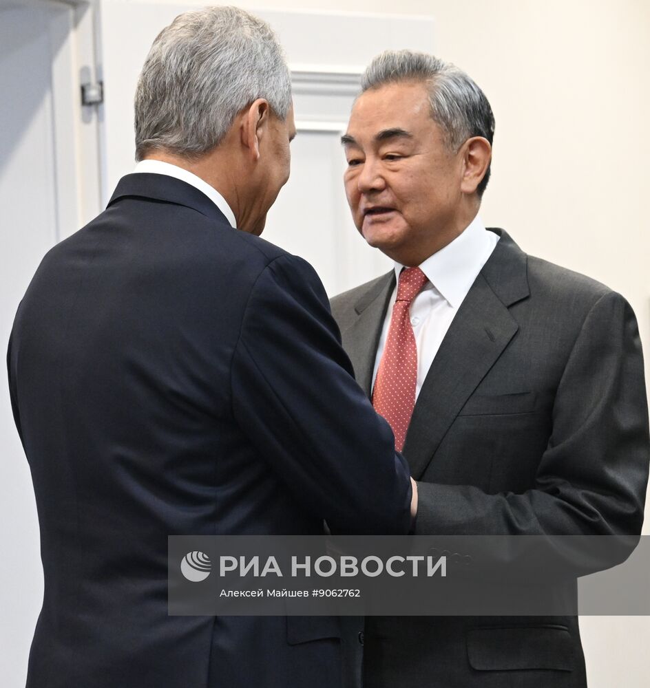 Встреча секретаря Совбеза РФ Шойгу и министра иностранных дел Китая Ван И