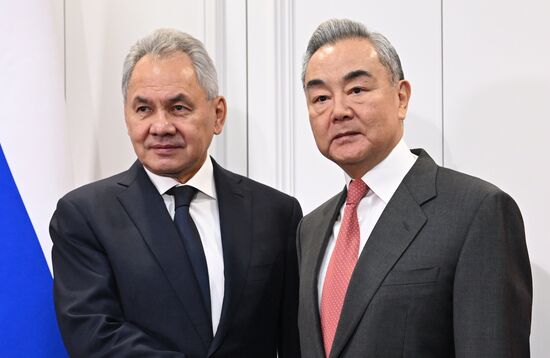 Встреча секретаря Совбеза РФ Шойгу и министра иностранных дел Китая Ван И
