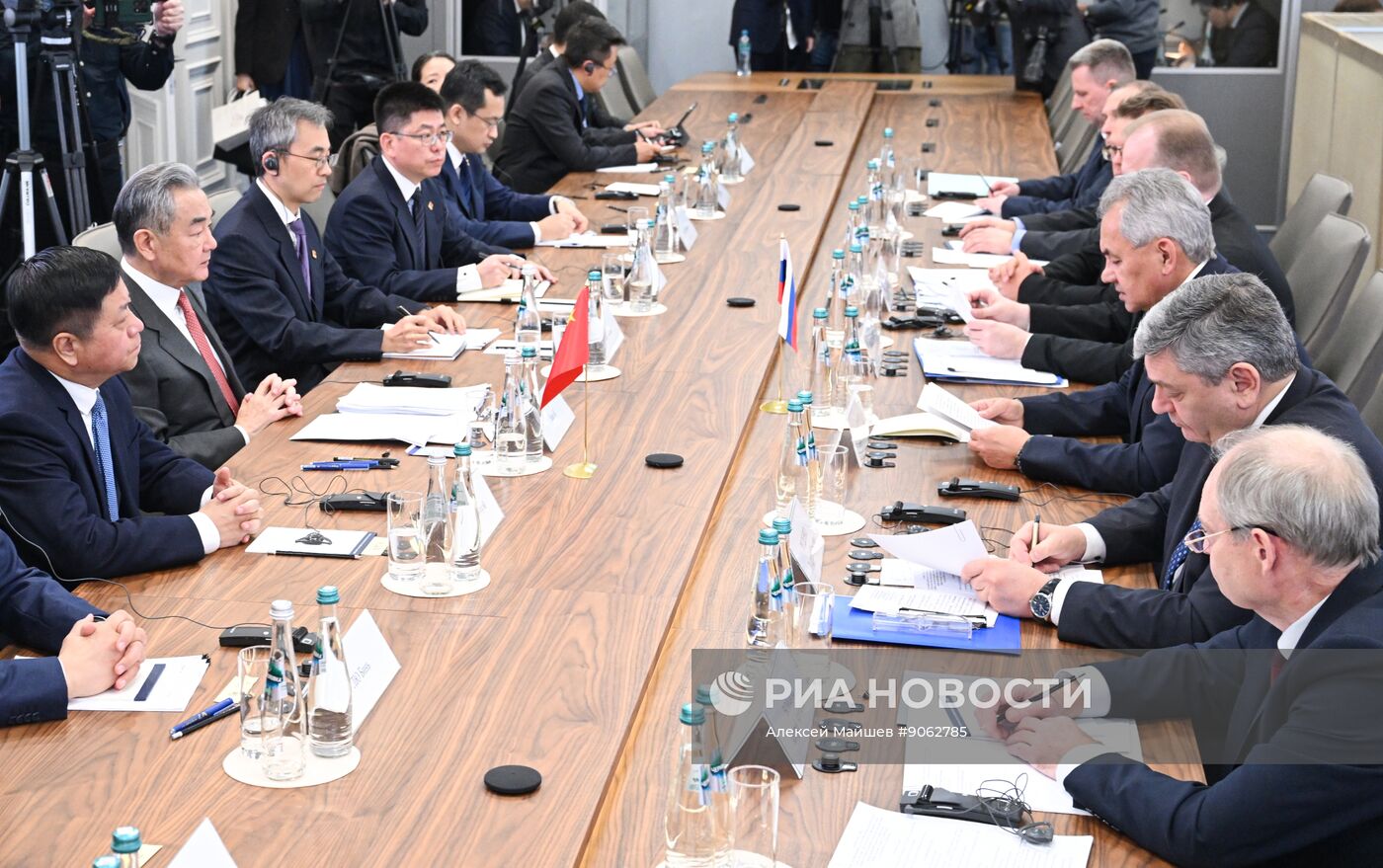 Встреча секретаря Совбеза РФ Шойгу и министра иностранных дел Китая Ван И