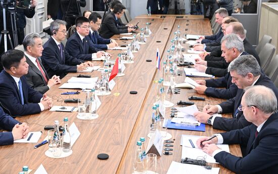 Встреча секретаря Совбеза РФ Шойгу и министра иностранных дел Китая Ван И