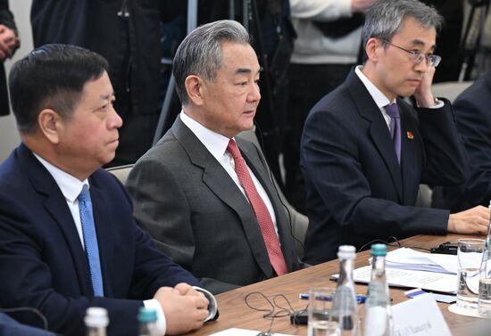 Встреча секретаря Совбеза РФ Шойгу и министра иностранных дел Китая Ван И