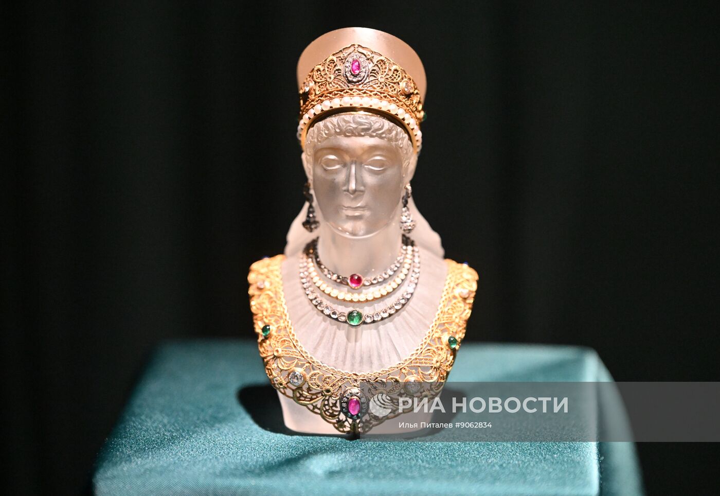 Выставка "Очарование красоты. Из истории ювелирных украшений в России" в Москве