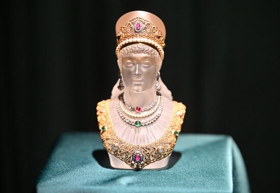 Выставка "Очарование красоты. Из истории ювелирных украшений в России" в Москве