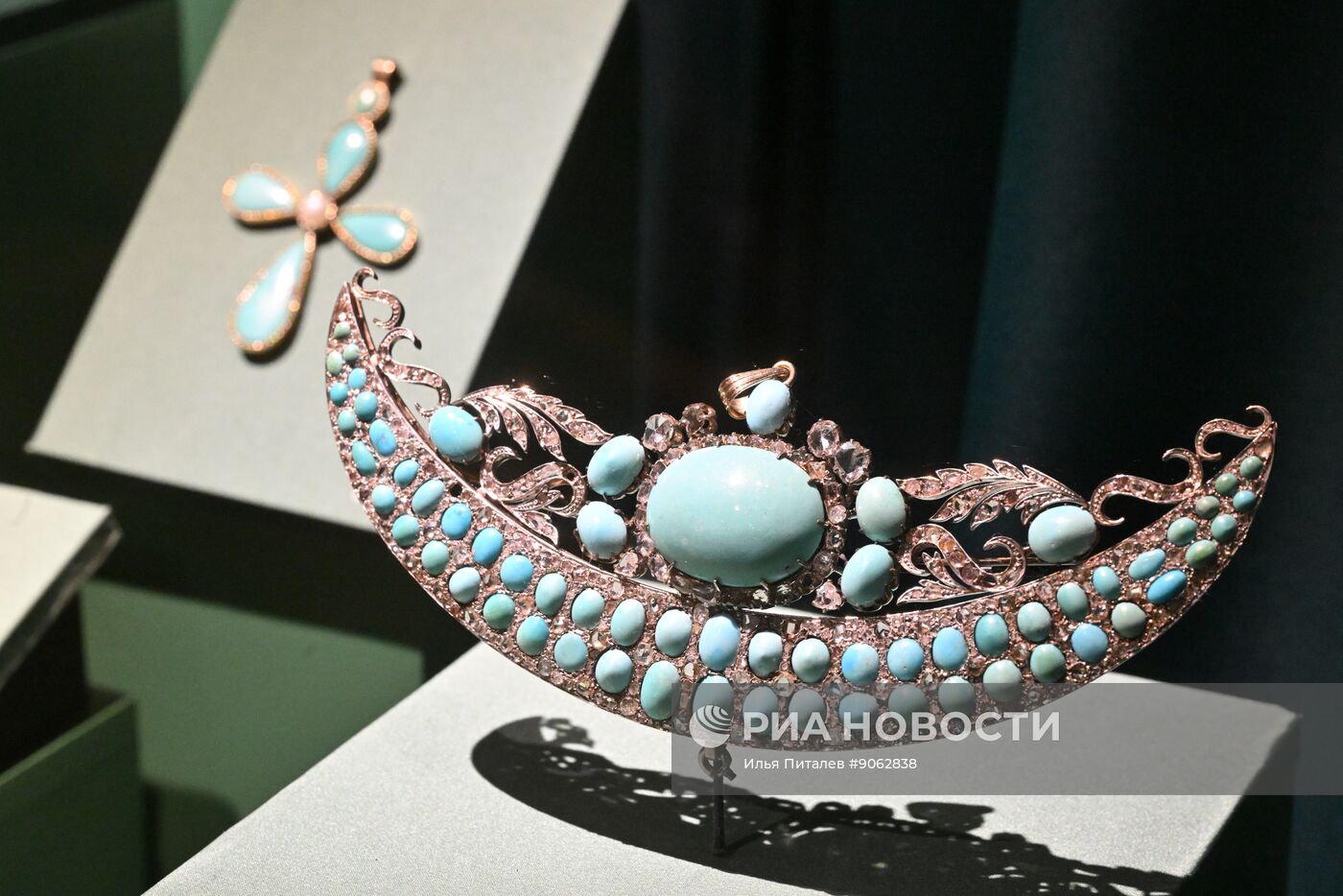 Выставка "Очарование красоты. Из истории ювелирных украшений в России" в Москве