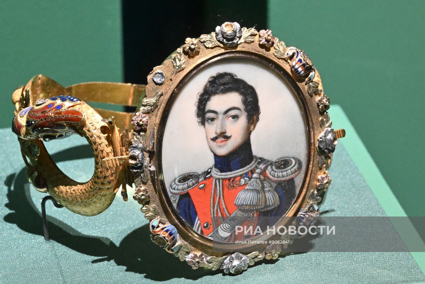 Выставка "Очарование красоты. Из истории ювелирных украшений в России" в Москве