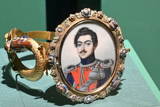 Выставка "Очарование красоты. Из истории ювелирных украшений в России" в Москве