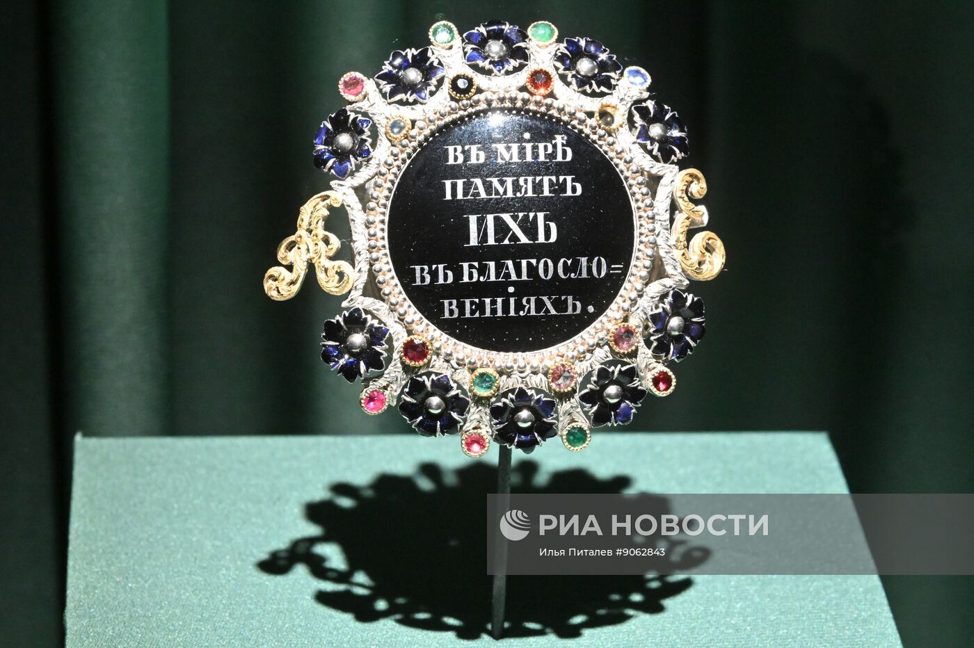 Выставка "Очарование красоты. Из истории ювелирных украшений в России" в Москве