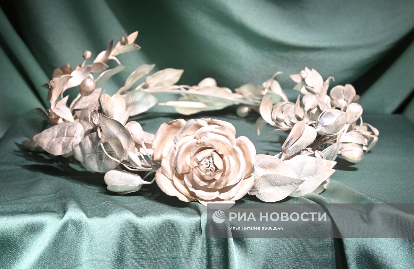 Выставка "Очарование красоты. Из истории ювелирных украшений в России" в Москве