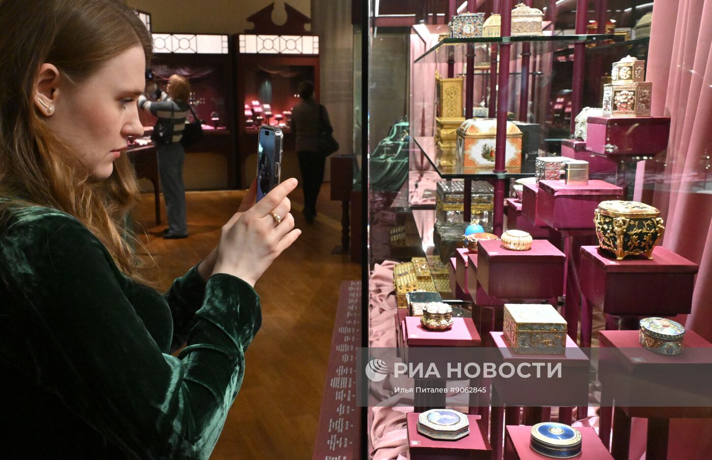 Выставка "Очарование красоты. Из истории ювелирных украшений в России" в Москве