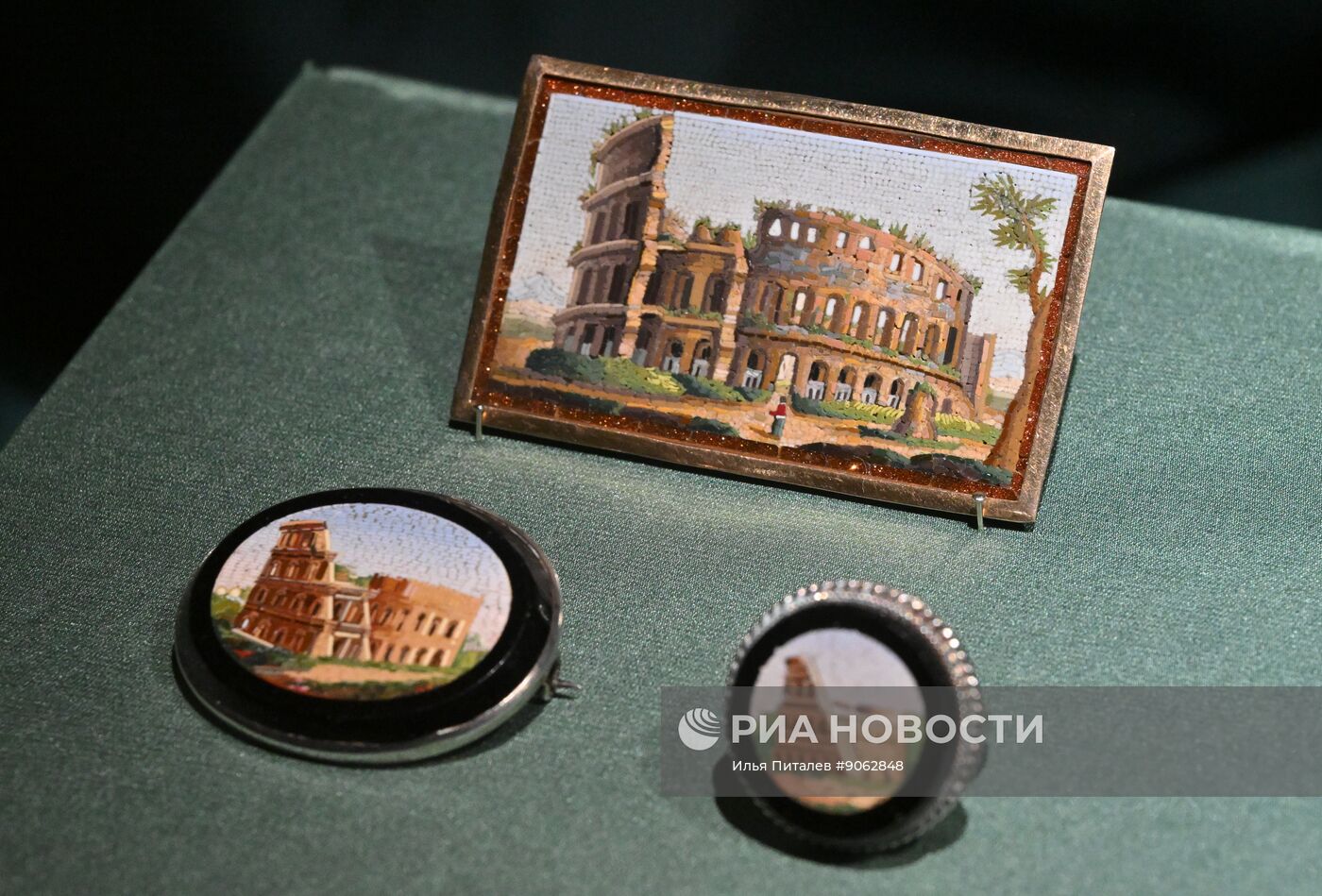 Выставка "Очарование красоты. Из истории ювелирных украшений в России" в Москве