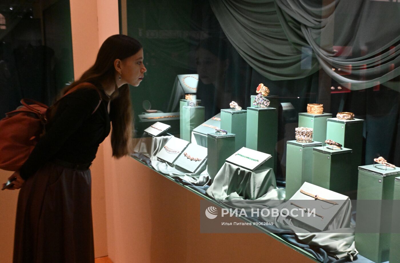 Выставка "Очарование красоты. Из истории ювелирных украшений в России" в Москве