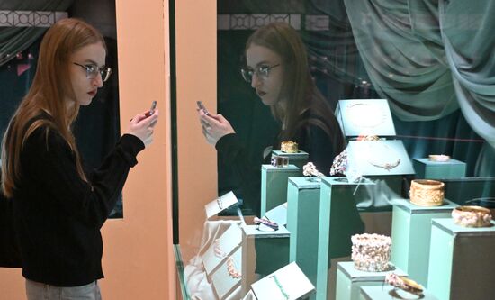 Выставка "Очарование красоты. Из истории ювелирных украшений в России" в Москве